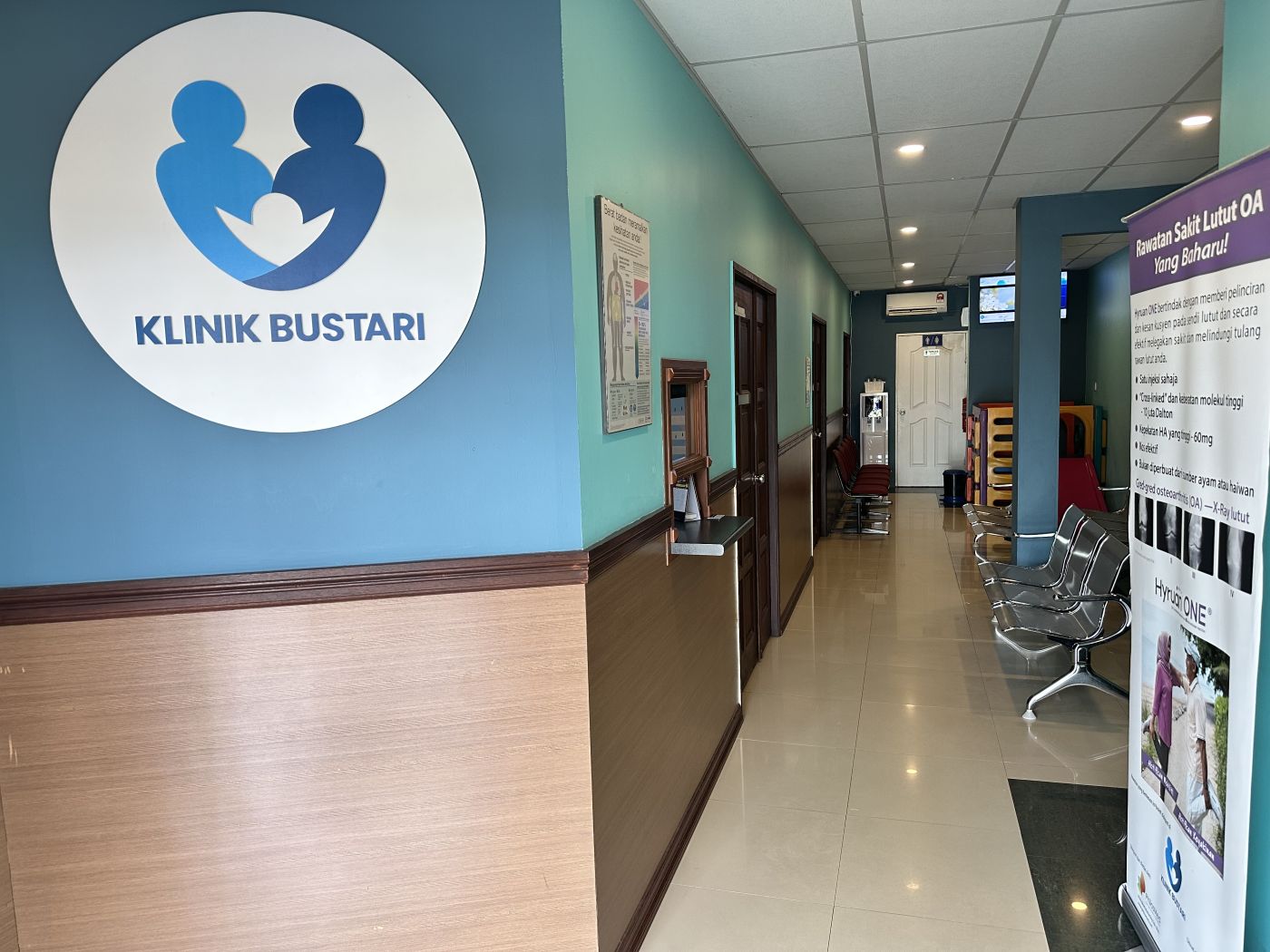 Ruang menunggu Klinik Bustari yang bersih dan selesa